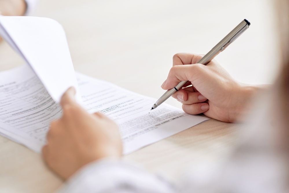 手続きに使う書類を確認する様子